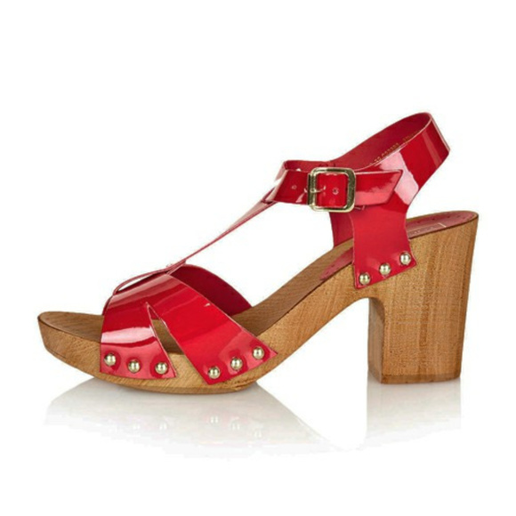 red clog sandals